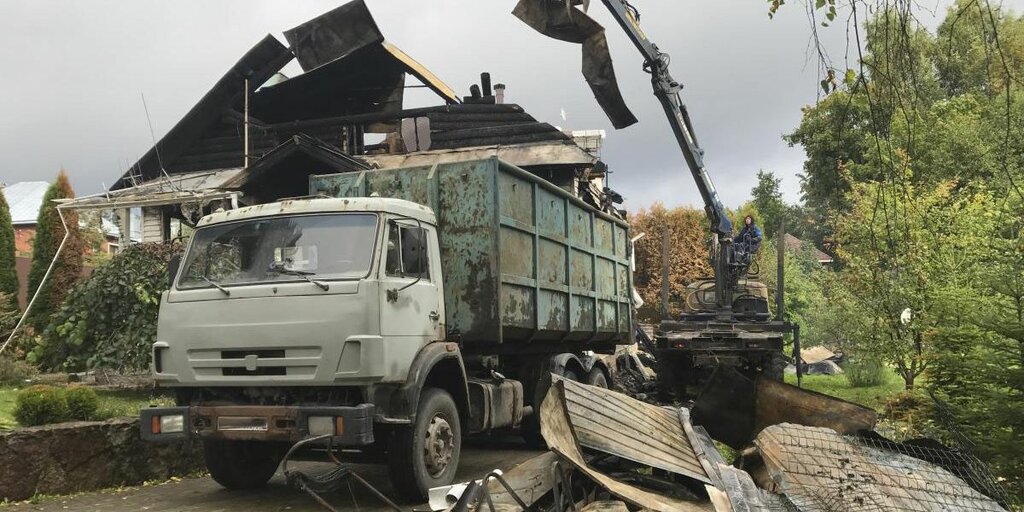 Вывоз мусора после пожара с утилизацией в Ярцеве в октябре