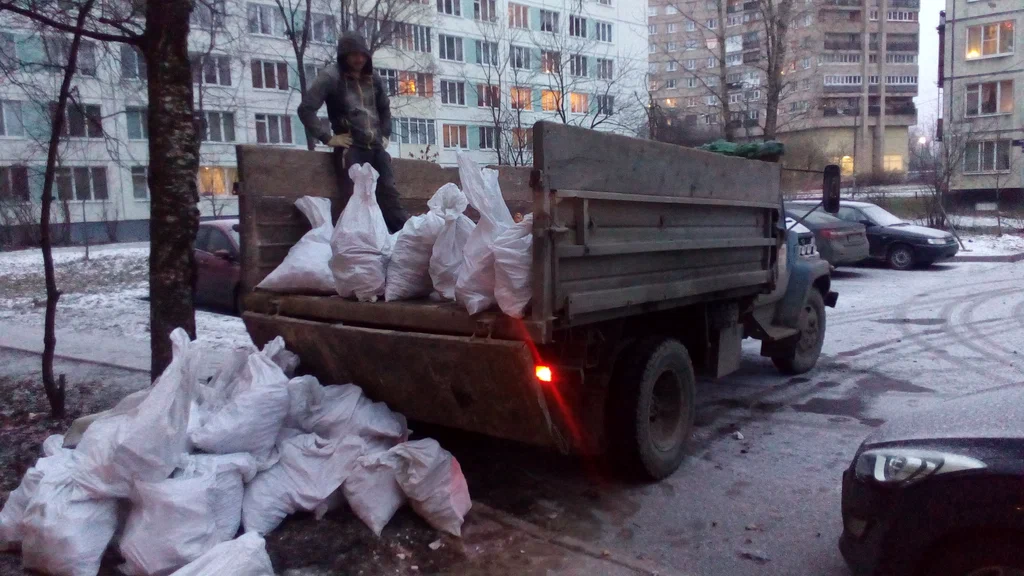 Вывоз мусора в мешках в Ярцеве в октябре