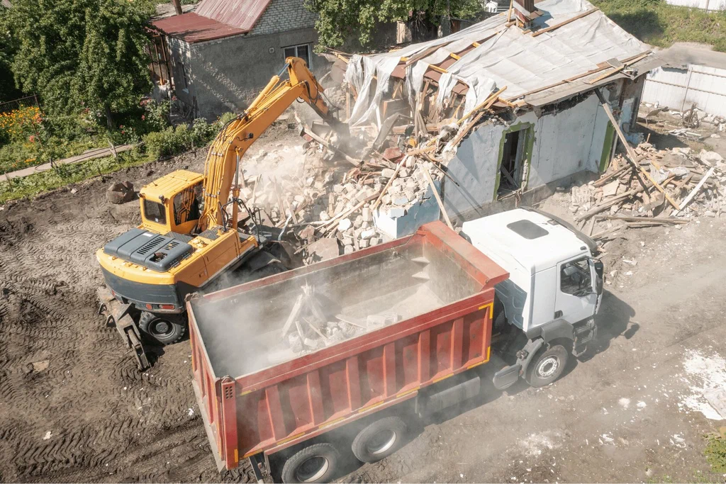 Вывоз мусора после сноса зданий с выездом в Ярцеве в октябре