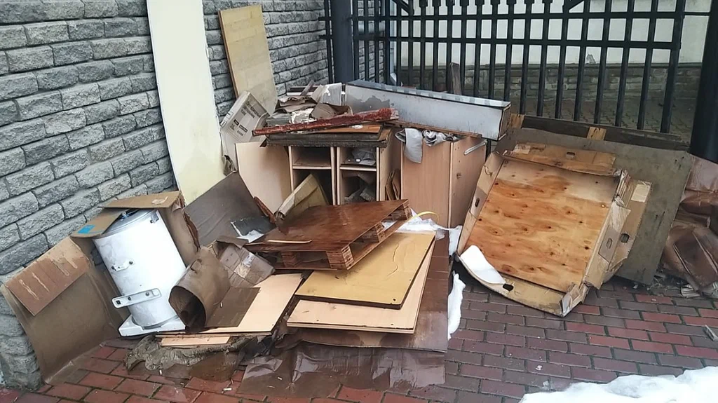 Вывоз старой мебели в Ярцеве — недорого, с грузчиками, цены от 2442 руб | ПроМусор