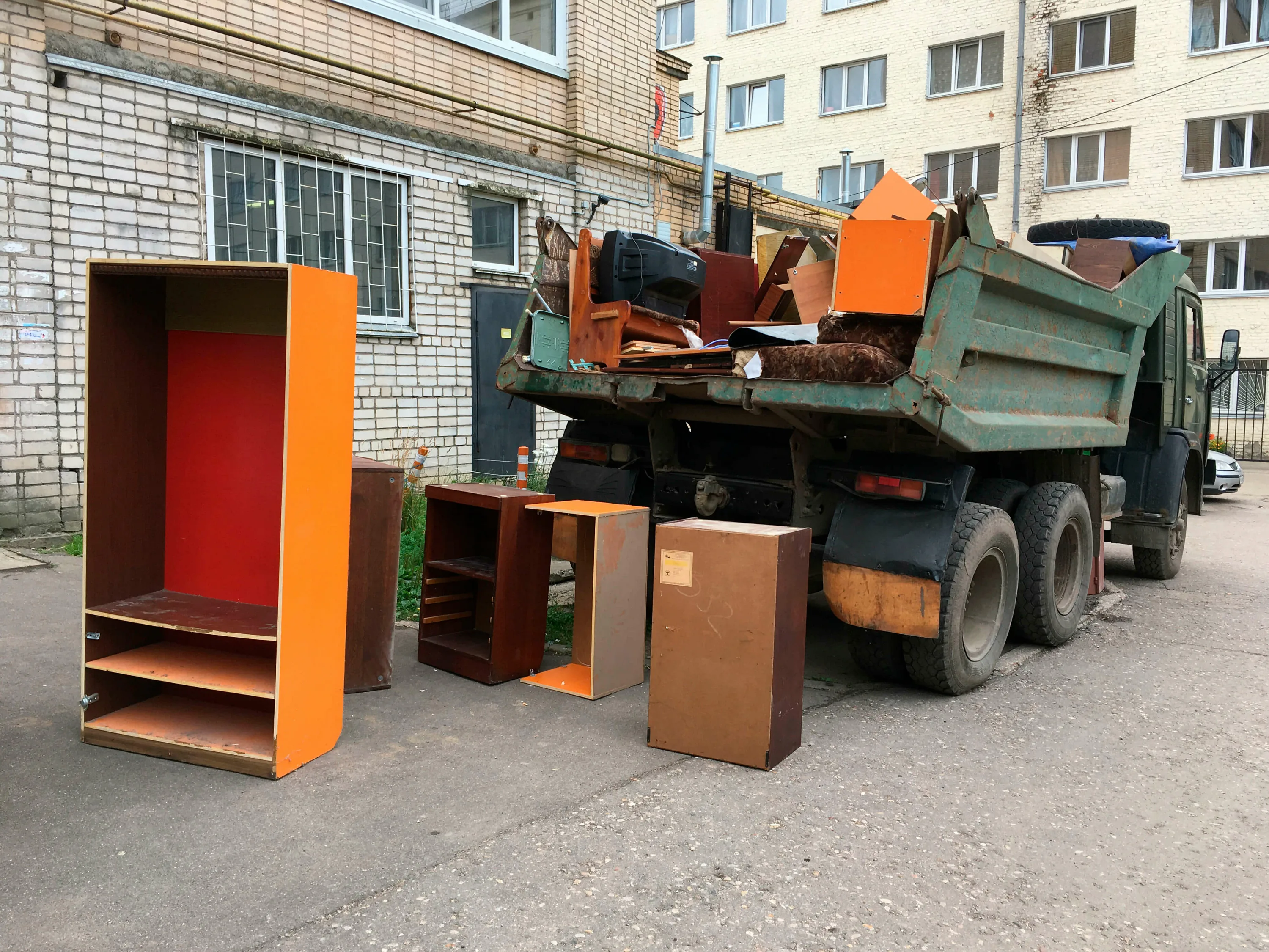 Утилизация старой мебели с вывозом и разбором в Ярцеве в октябре
