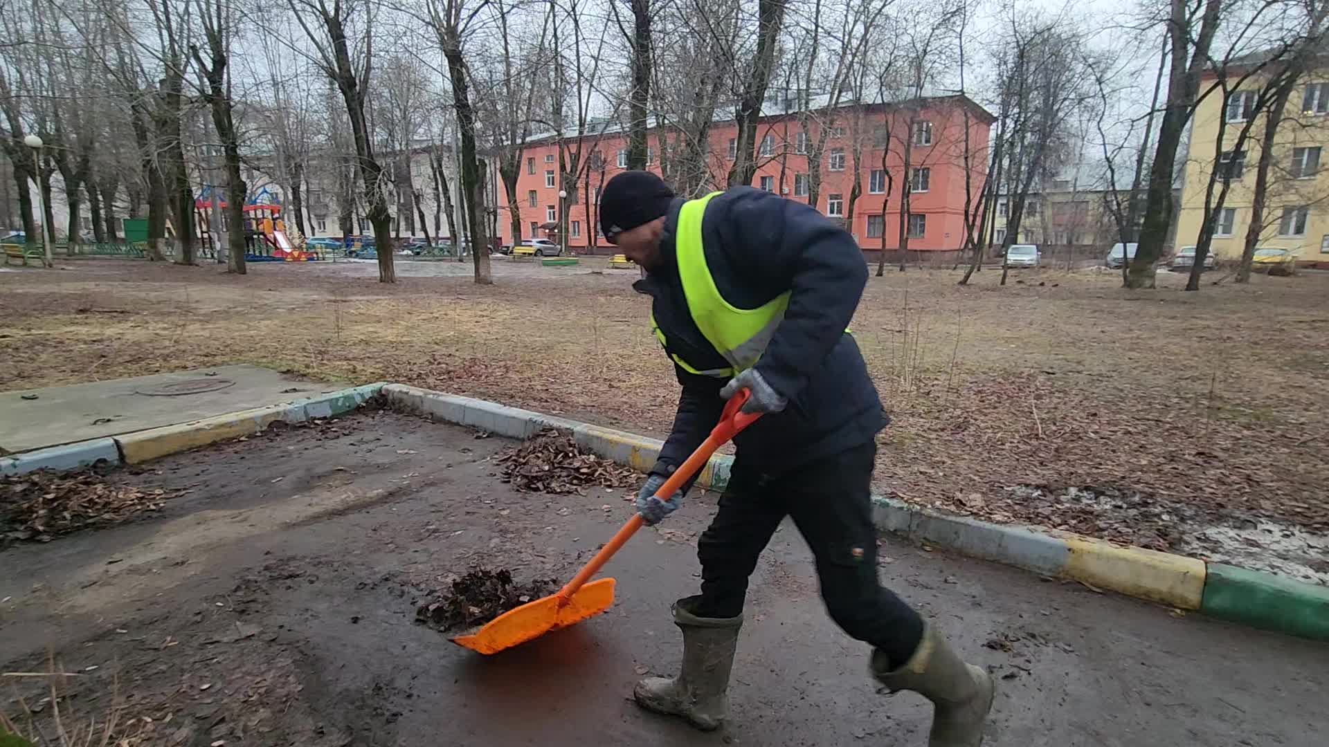 Уборка территорий в Ярцеве в октябре