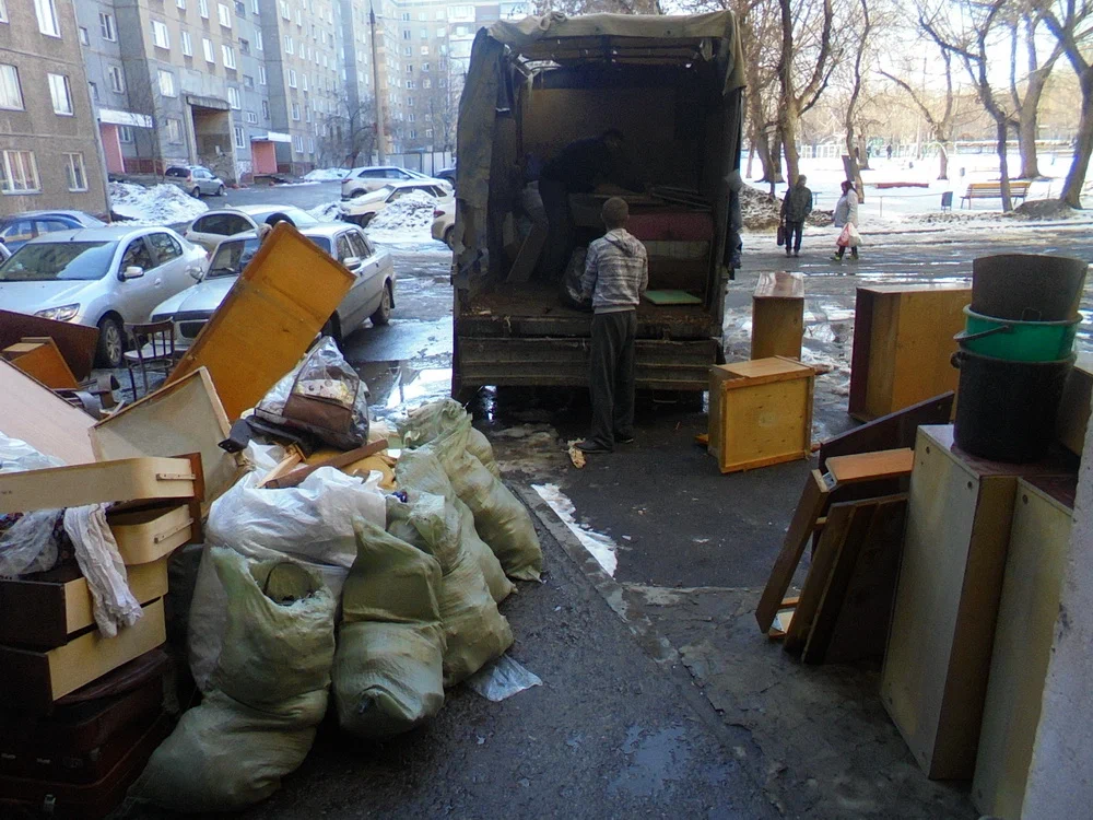 Вывоз мусора из подвала с утилизацией в Ярцеве в октябре