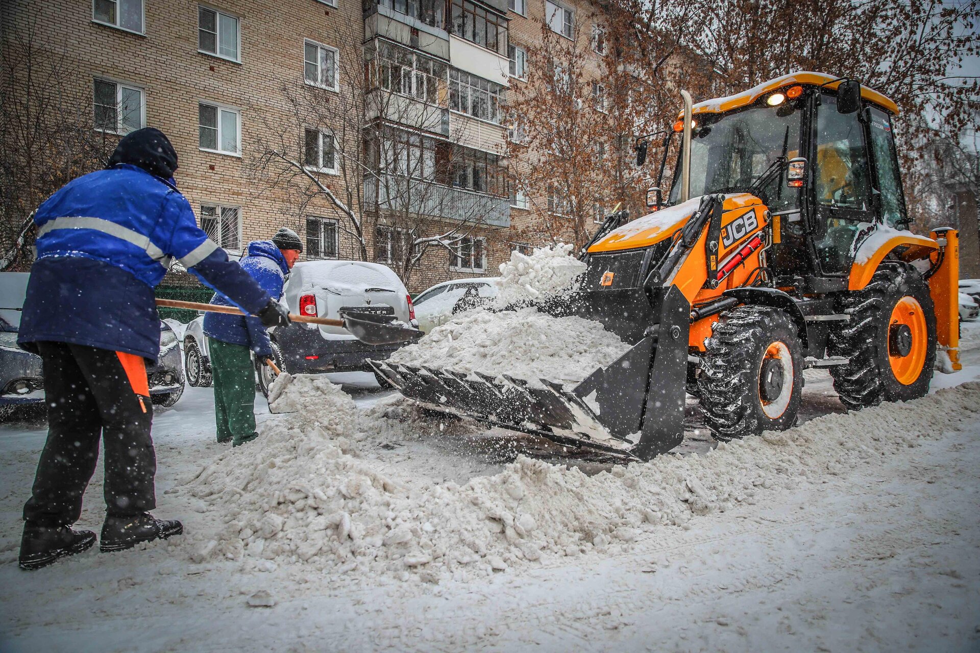 Очистка дворов от снега и наледи в Ярцеве — уборка снега, трактор и ручная, цены от 509 руб. | ПроМусор