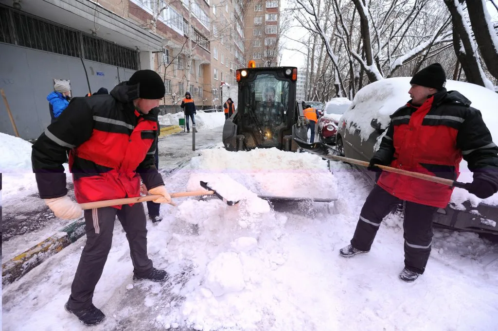 Очистка дворов от снега с гарантией результата в Ярцеве в октябре